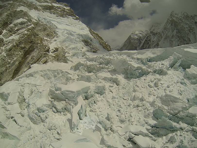 In una foto dell&#39;alpinista italiano Simone Moro l&#39;Ice Fall, la cascata di ghiaccio dove  avvenuta la tragedia. La valanga  scesa, probabilmente, per il distacco di una parte del grande seracco che si vede sulla parte sinistra dell&#39;immagine pendere dalla Spalla Ovest 